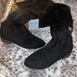 High knees boots with a tie in the back to make it tighter or looser